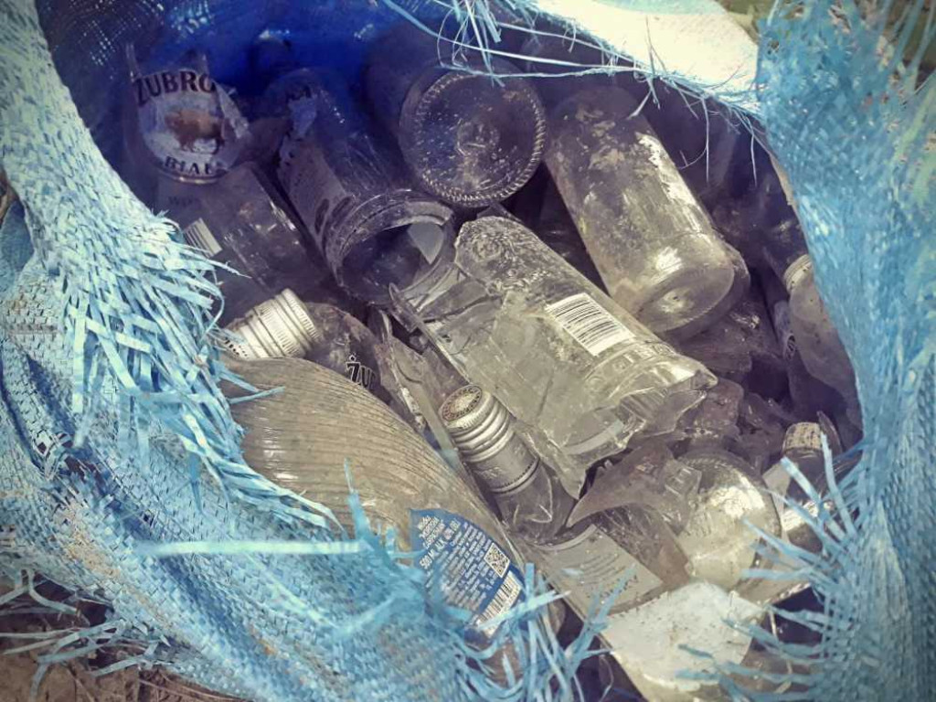 Zdewastowano zabytkowy cmentarz w Dobromierzycach. Policja poszukuje sprawców [ZDJĘCIA]