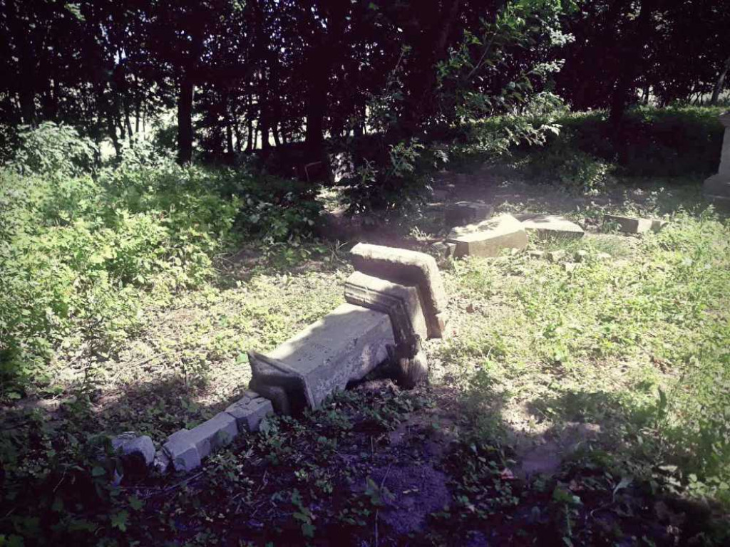 Zdewastowano zabytkowy cmentarz w Dobromierzycach. Policja poszukuje sprawców [ZDJĘCIA]