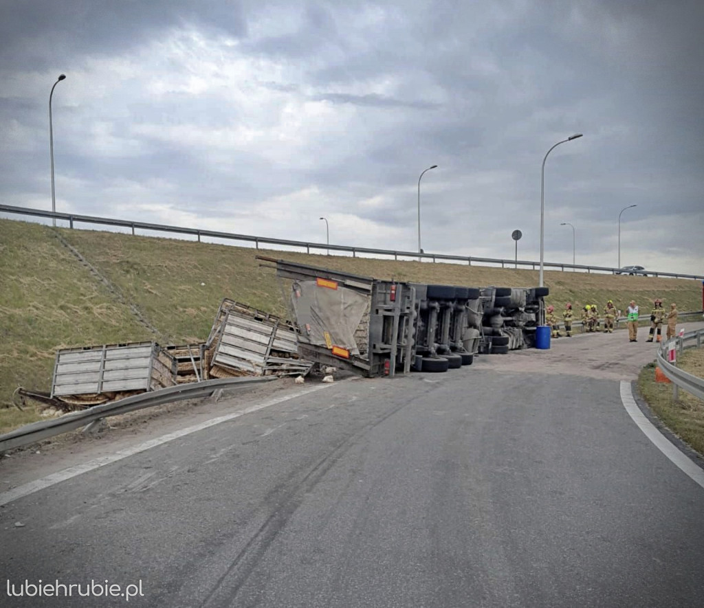 Przewrócona ciężarówka w Elizówce