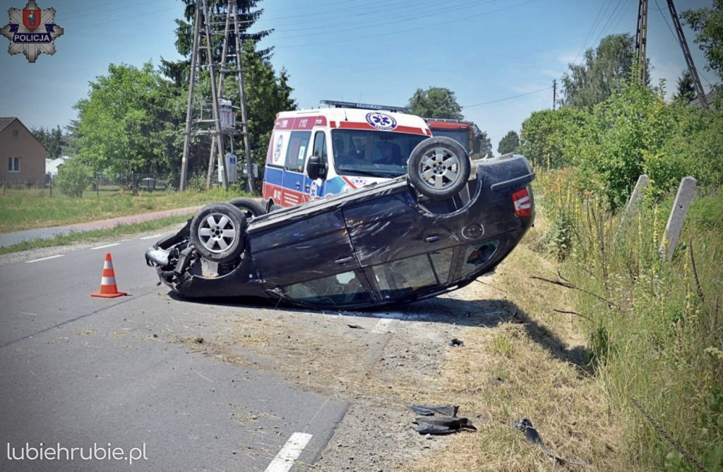 Uderzyła w przepust i dachowała