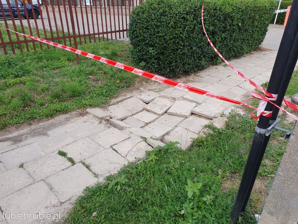 Dziura w chodniku