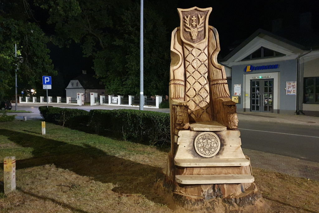 Tron nocną porą