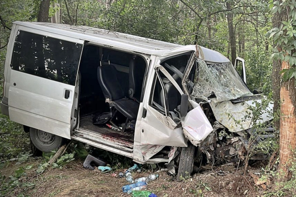 19-latek uderzył w ciągnik i drzewo