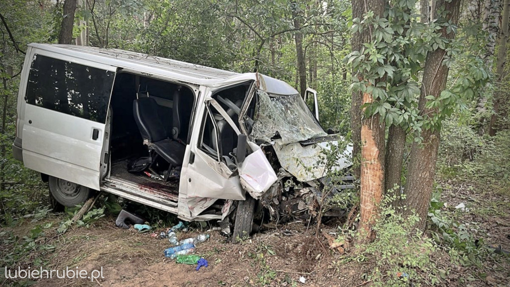 19-latek uderzył w ciągnik i drzewo