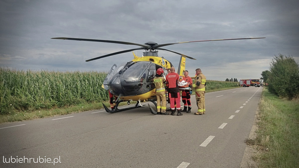 19-latek uderzył w ciągnik i drzewo