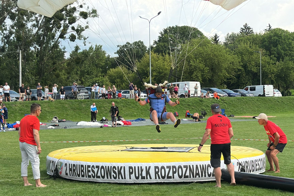 Trwają skoki spadochronowe na celność