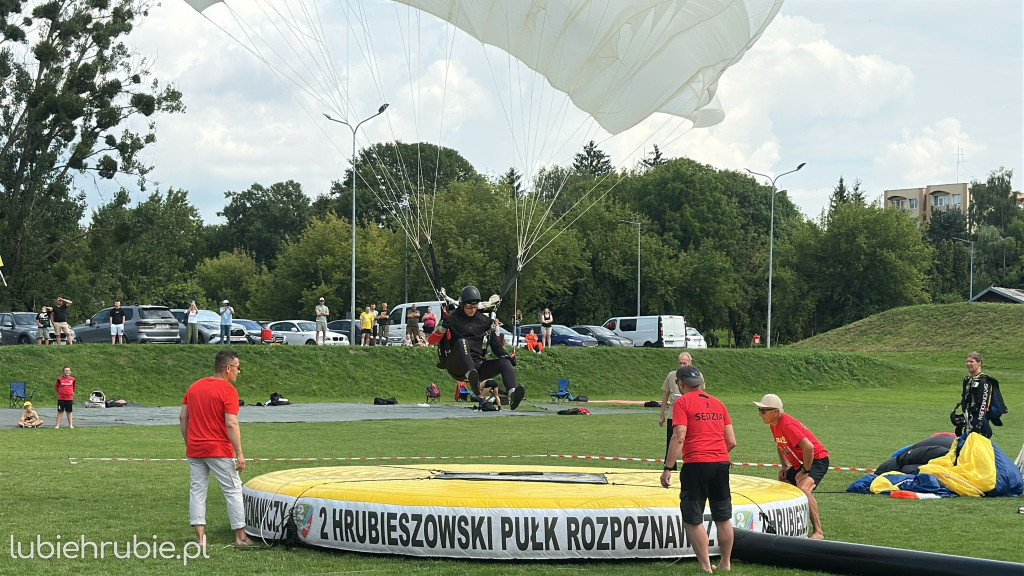 Trwają skoki spadochronowe na celność