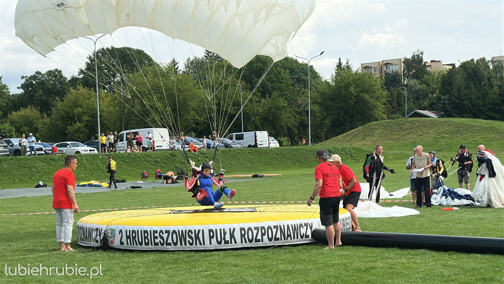 Trwają skoki spadochronowe na celność