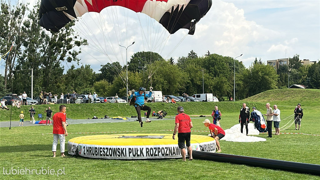 Trwają skoki spadochronowe na celność