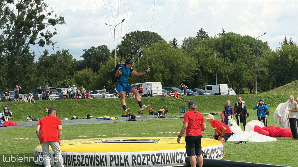 Trwają skoki spadochronowe na celność