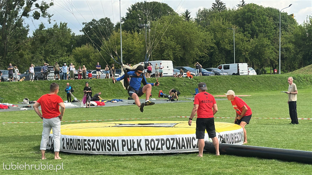 Trwają skoki spadochronowe na celność