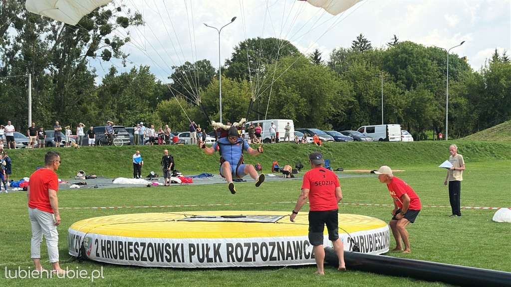 Trwają skoki spadochronowe na celność