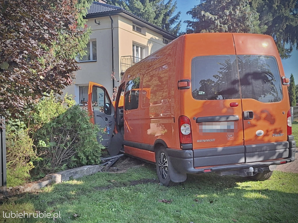 Bus na Zamojskiej uderzył w Ogrodzenie