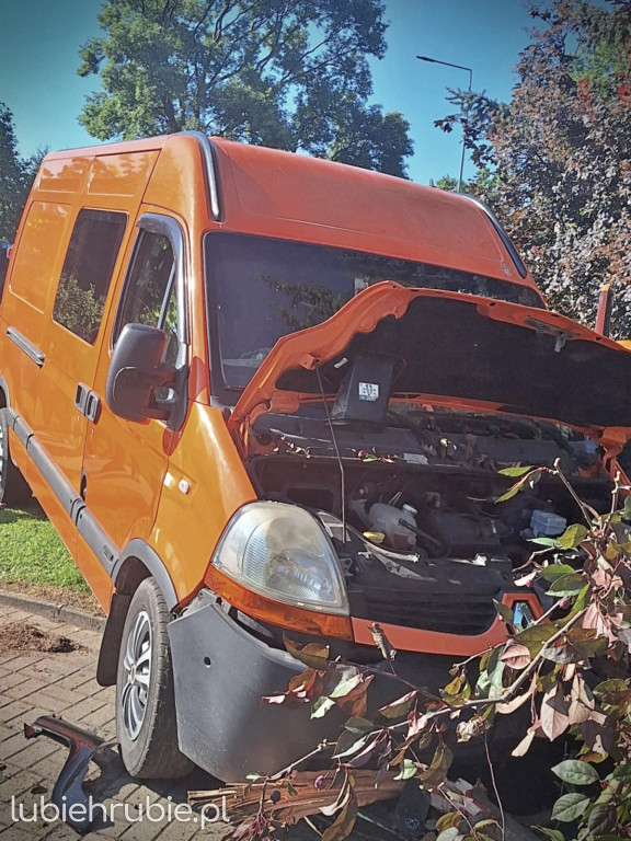 Bus na Zamojskiej uderzył w Ogrodzenie