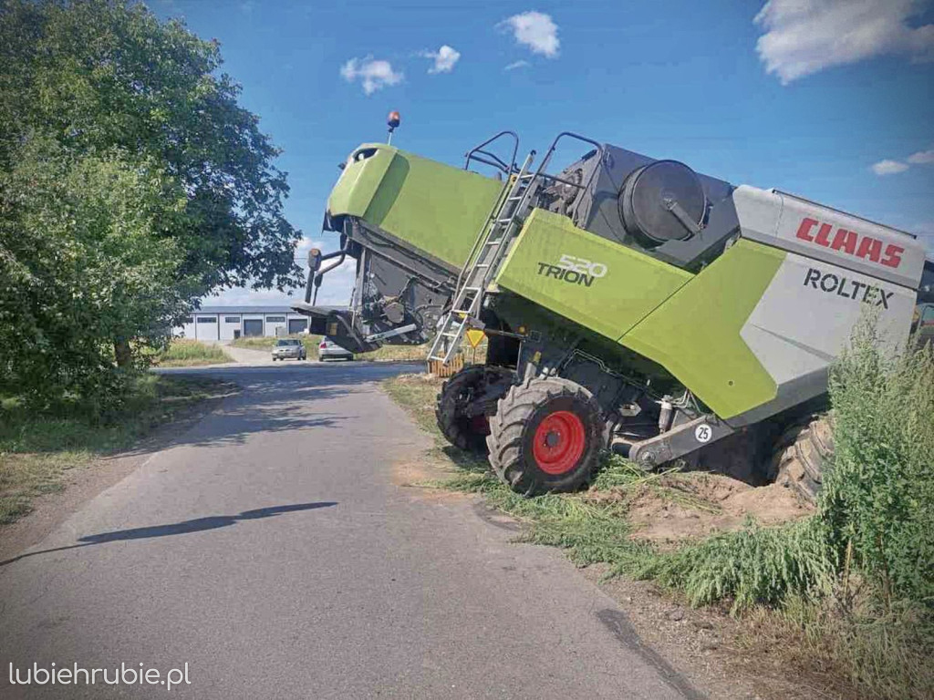Wjechał kombajnem do wykopu