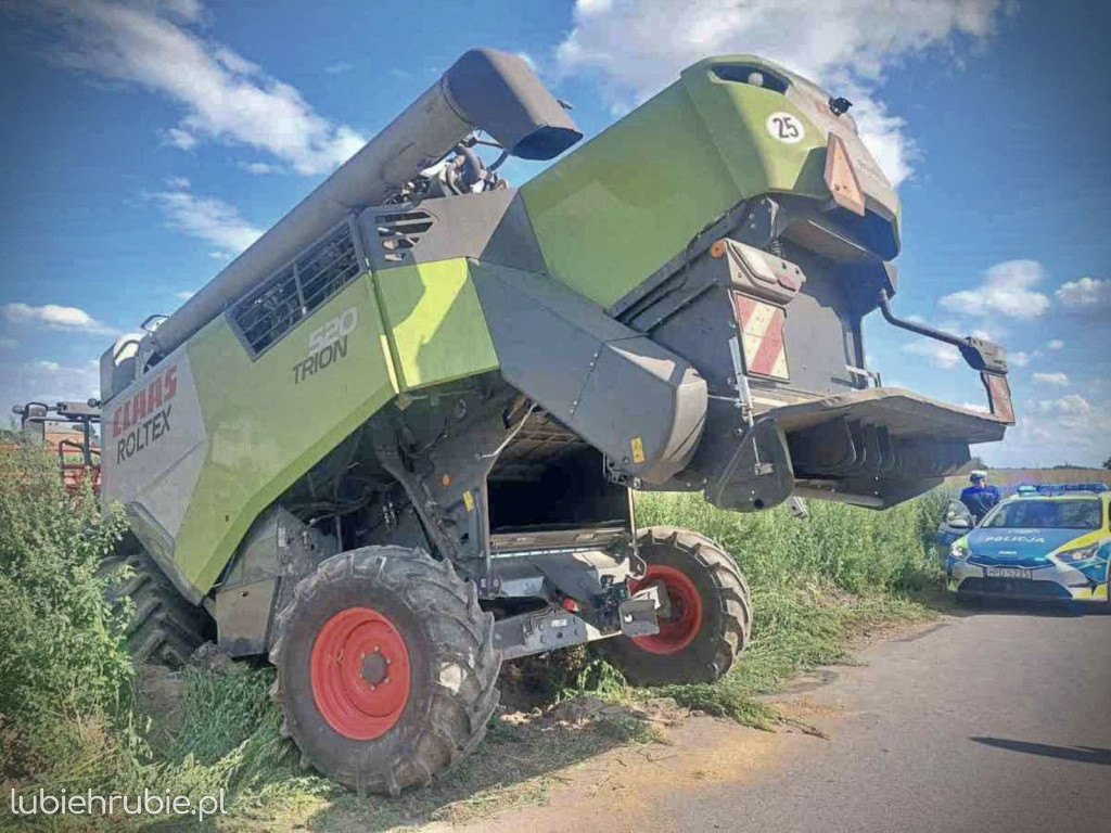 Wjechał kombajnem do wykopu