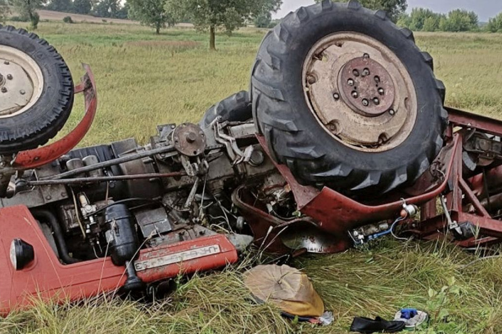 Wywrócenie ciągnika w Gródku