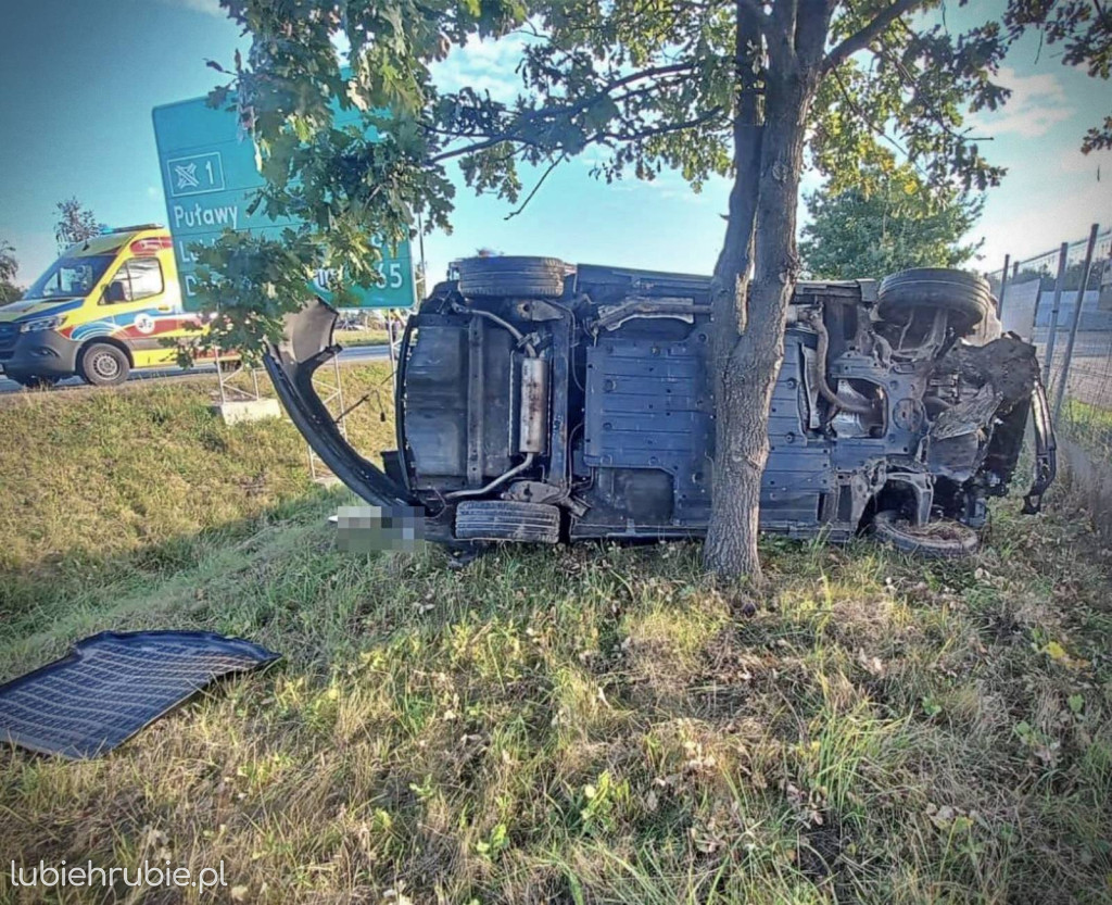 Zasnęła za kierownicą i dachowała