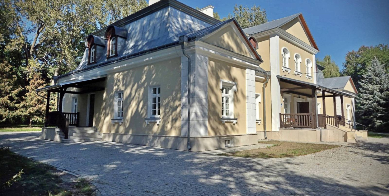 Odnowiony dwór w Oszczowie