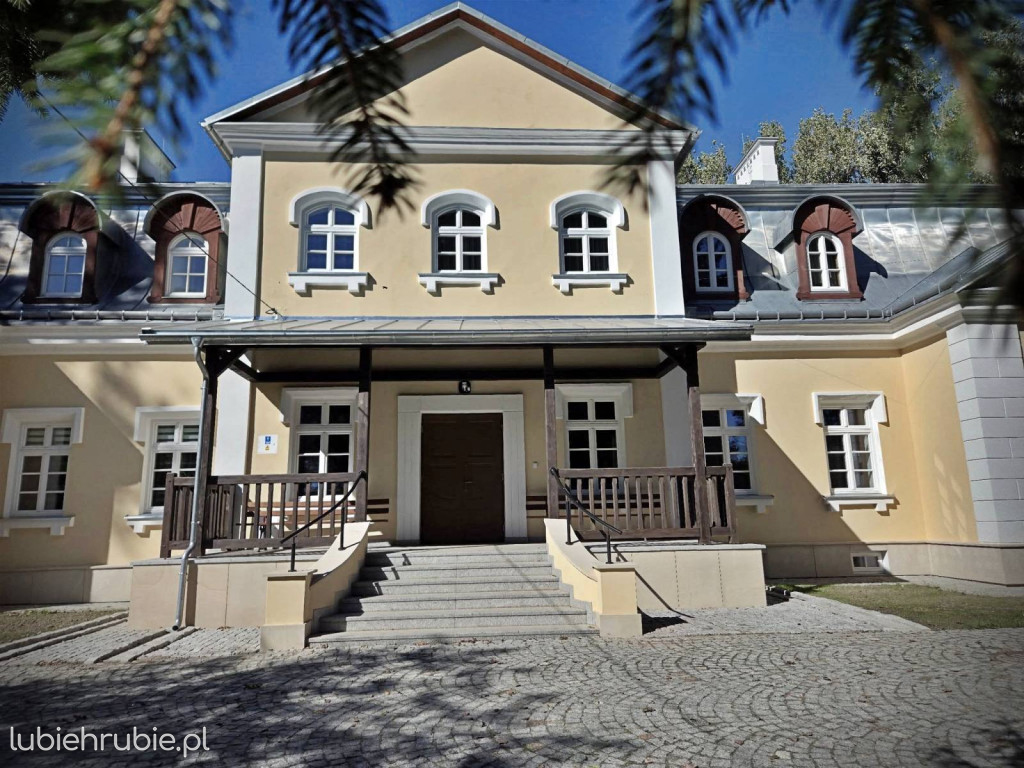 Odnowiony dwór w Oszczowie