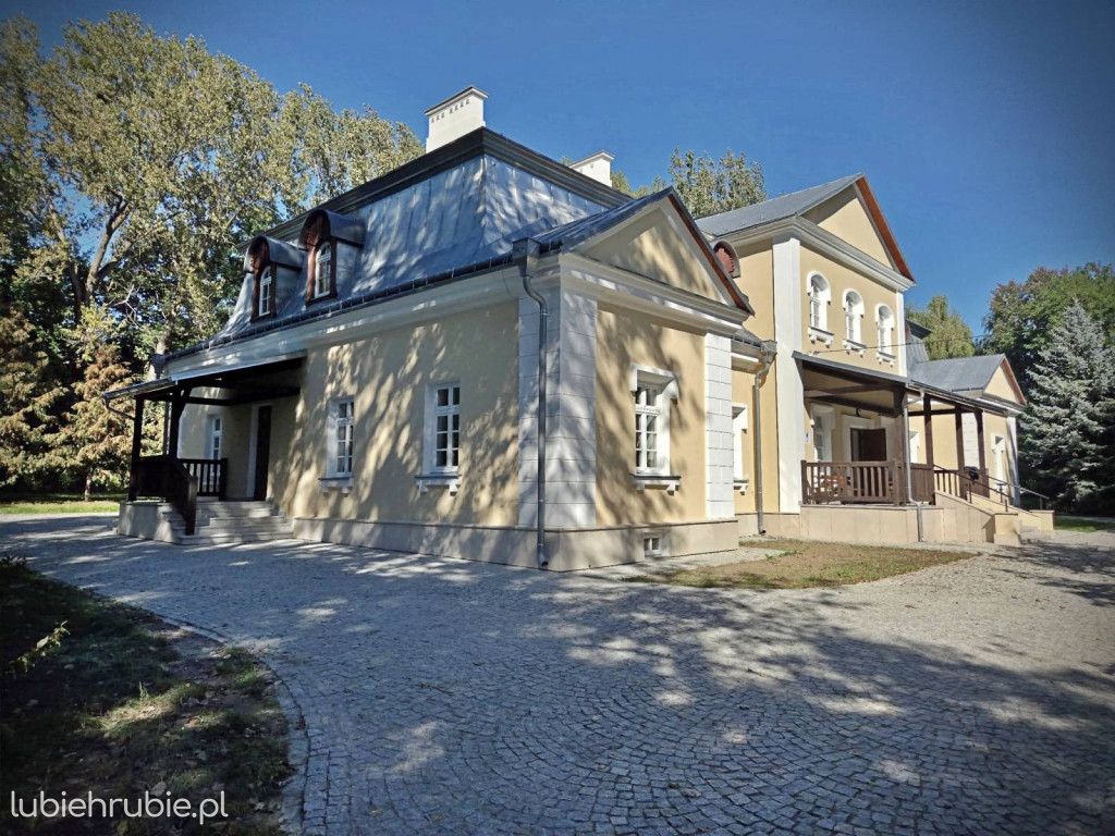 Odnowiony dwór w Oszczowie