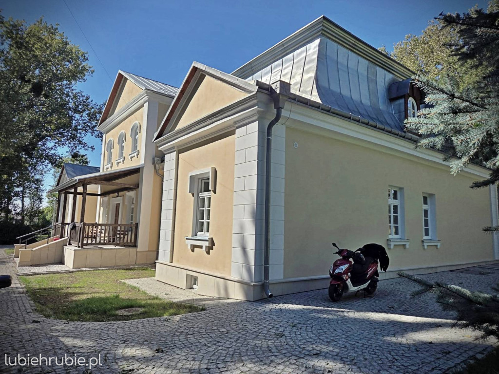 Odnowiony dwór w Oszczowie