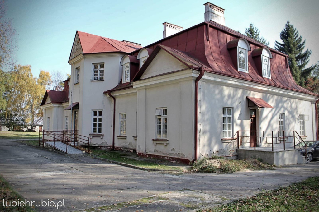Odnowiony dwór w Oszczowie