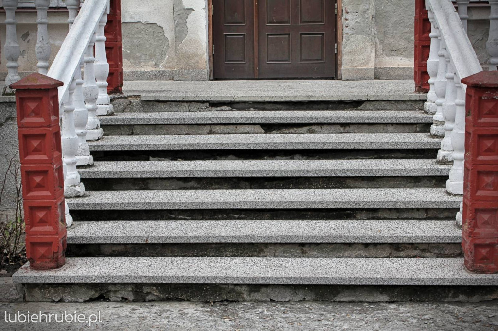 Odnowiony dwór w Oszczowie