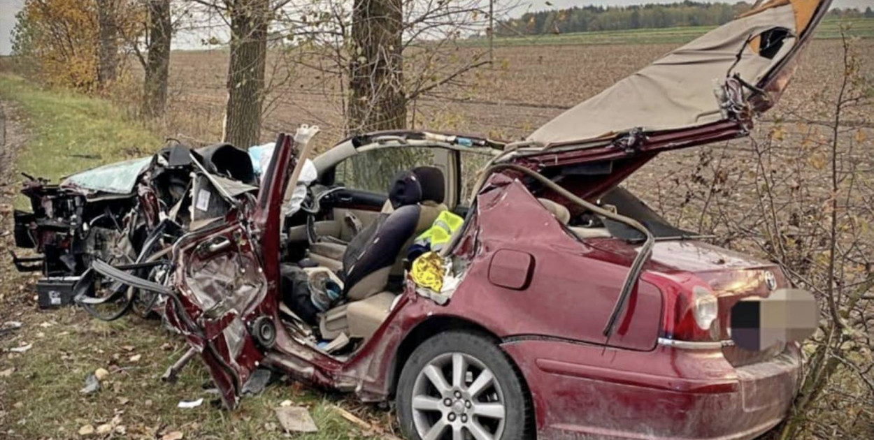 37-latek uderzył Toyotą w drzewo