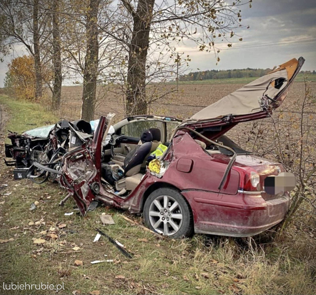 37-latek uderzył Toyotą w drzewo