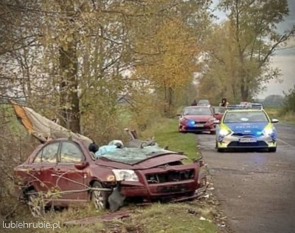 37-latek uderzył Toyotą w drzewo