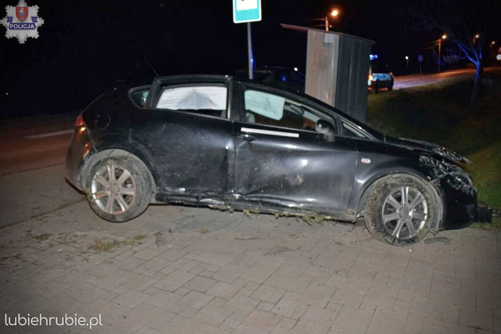 19-latek uderzył Seatem w przepust i dachował