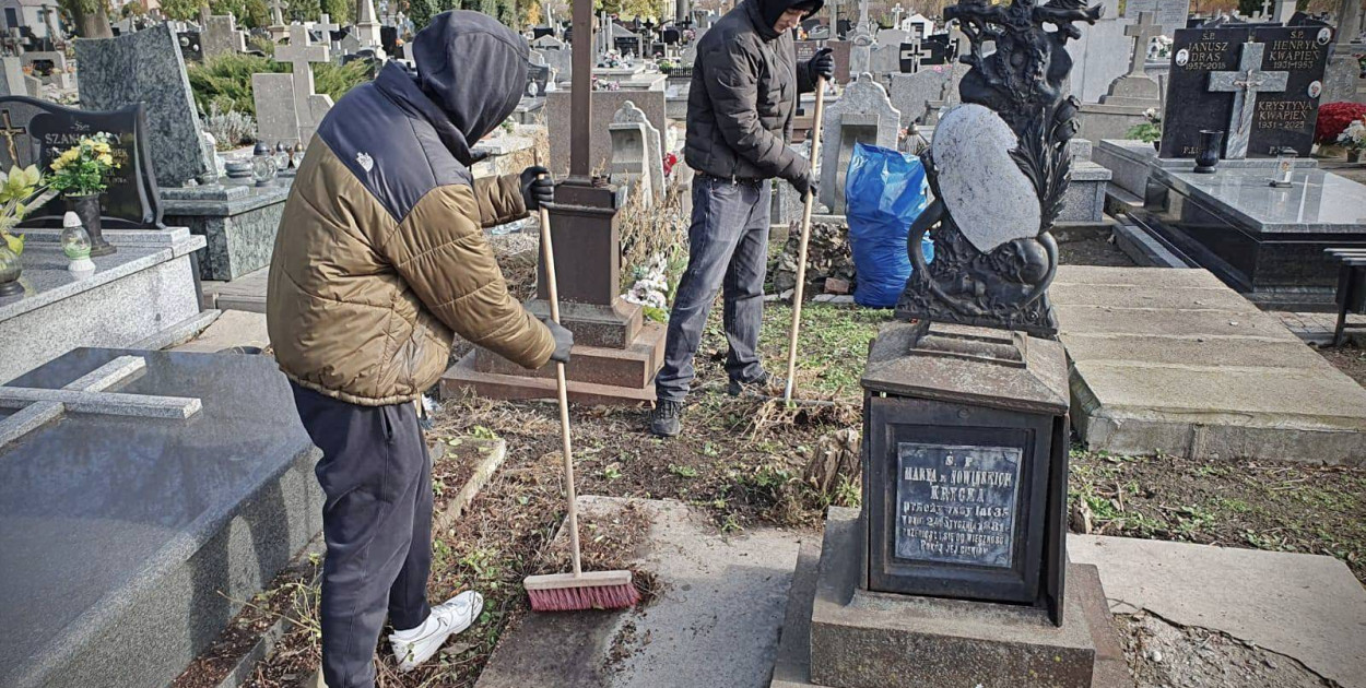 Uczniowie sprzątali groby