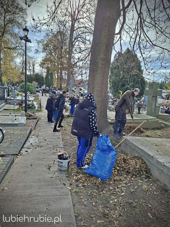 Uczniowie sprzątali groby