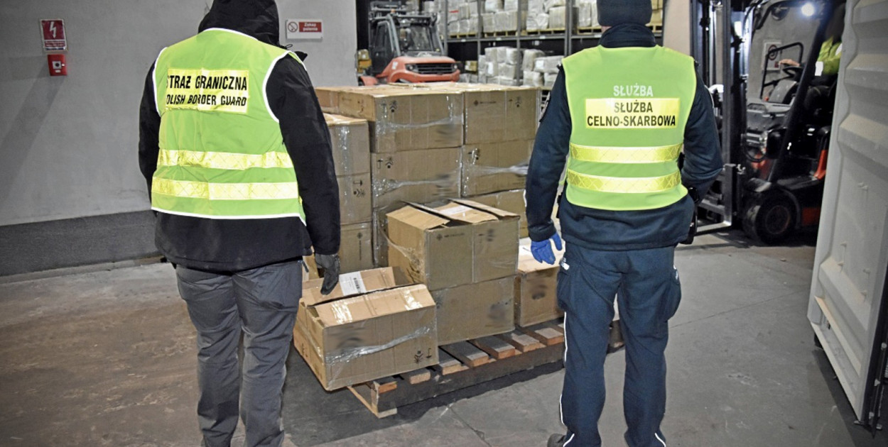 24 tys. paczek nielegalnych papierosów w kontenerze z Chin