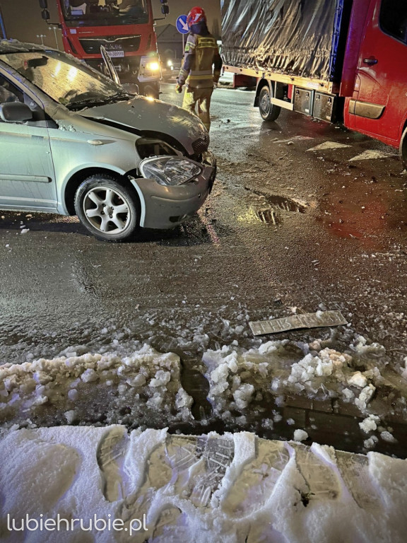 Zderzenie trzech aut na ulicy Basaja