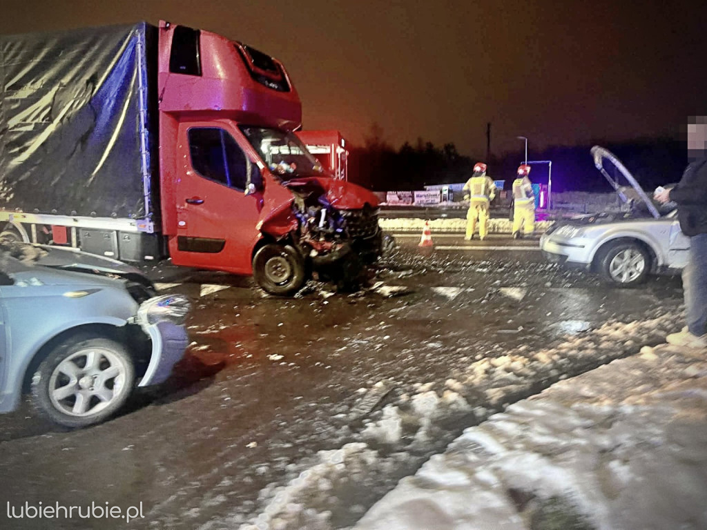 Zderzenie trzech aut na ulicy Basaja
