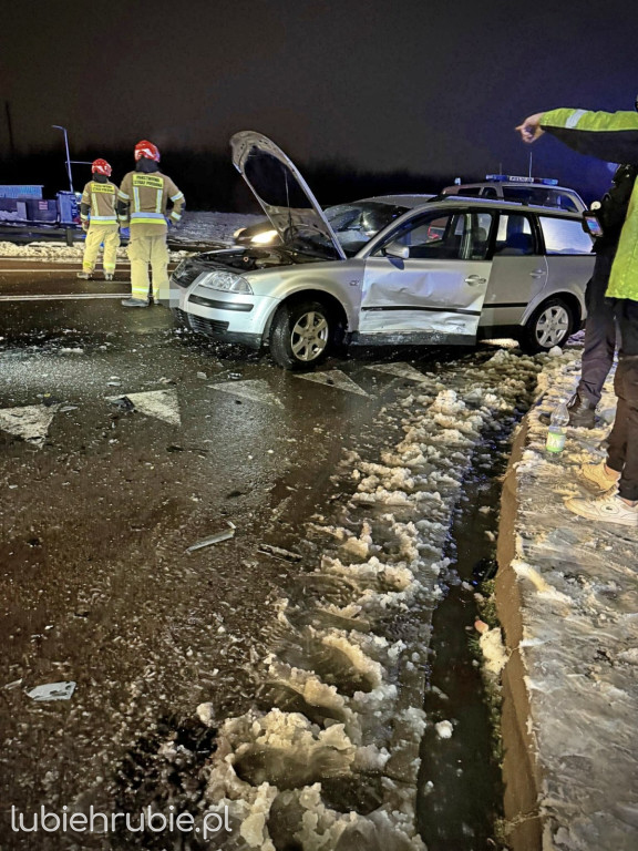 Zderzenie trzech aut na ulicy Basaja