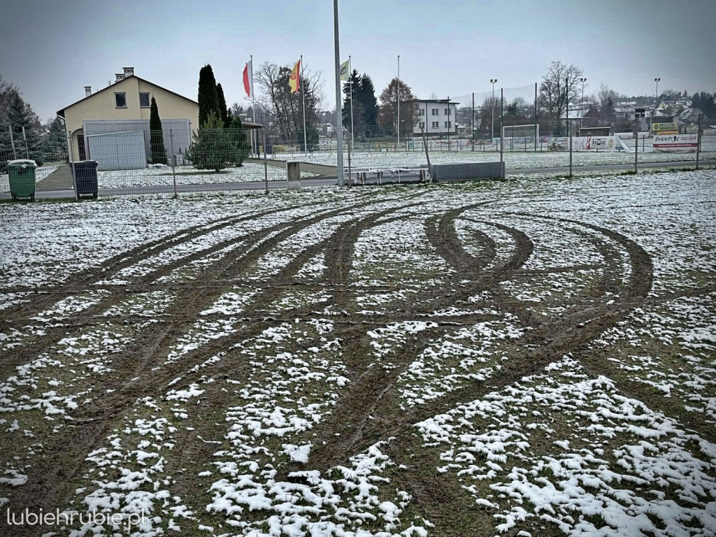 Zniszczono boisko treningowe