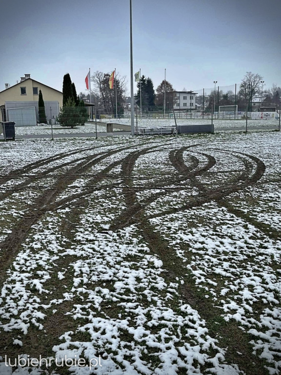 Zniszczono boisko treningowe