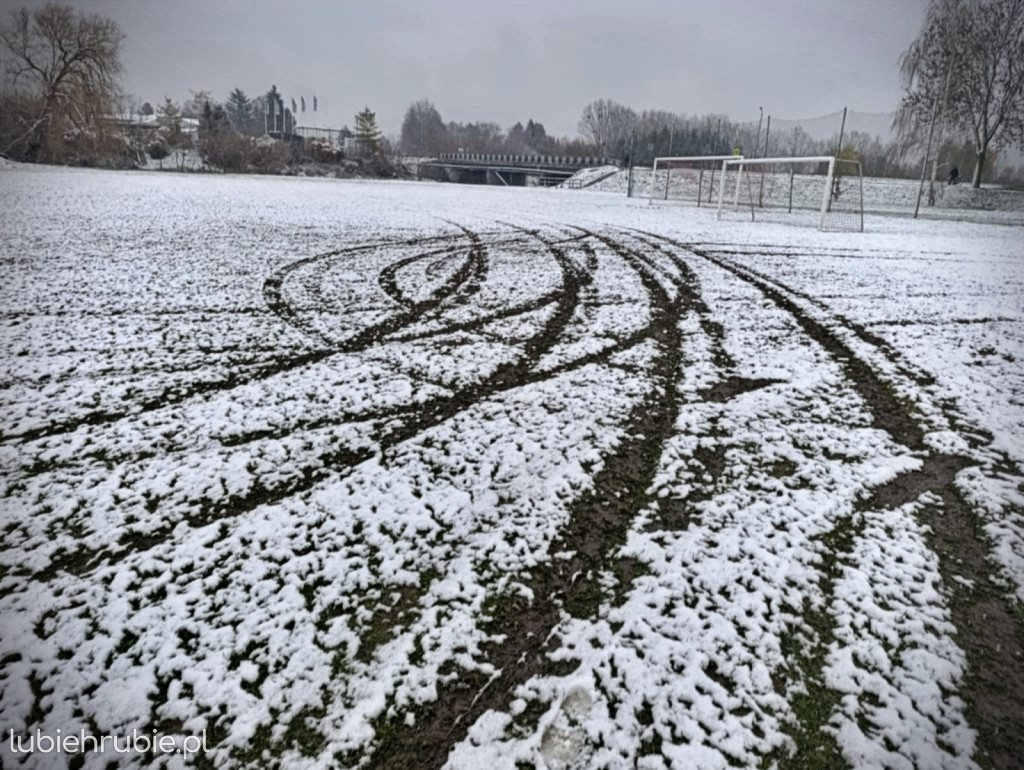 Zniszczono boisko treningowe