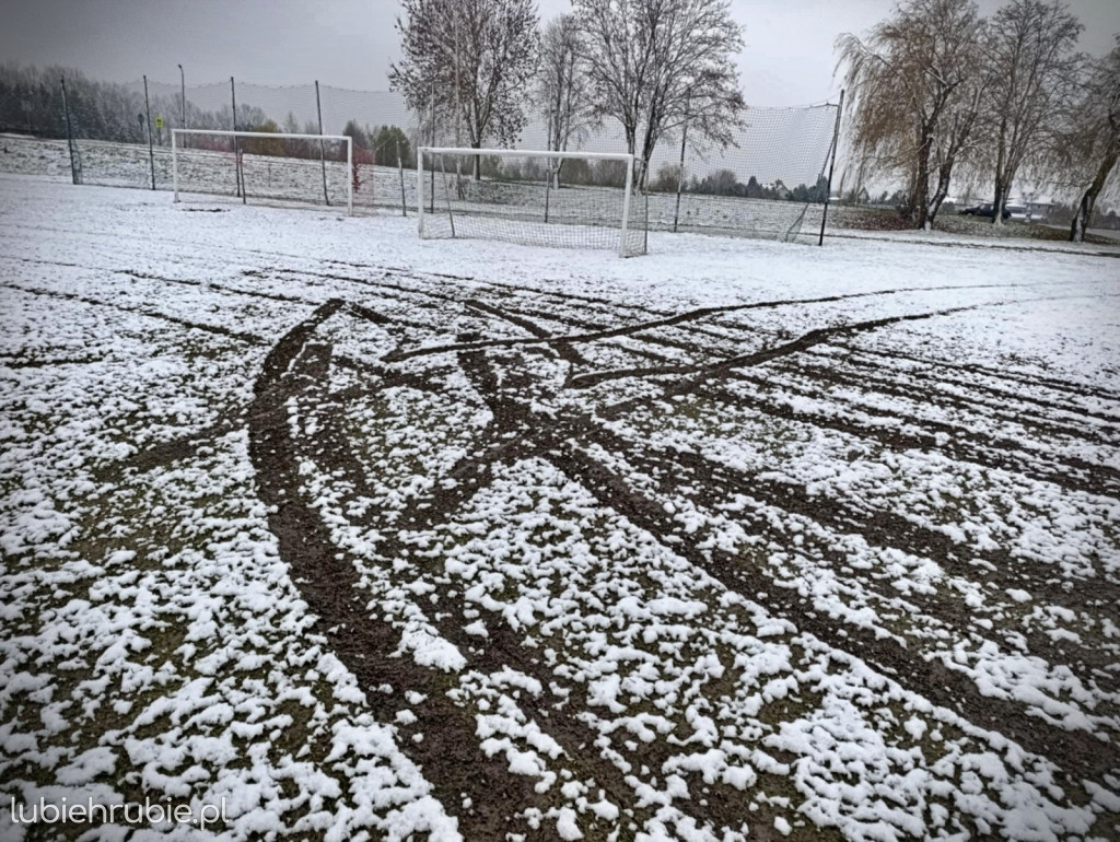 Zniszczono boisko treningowe