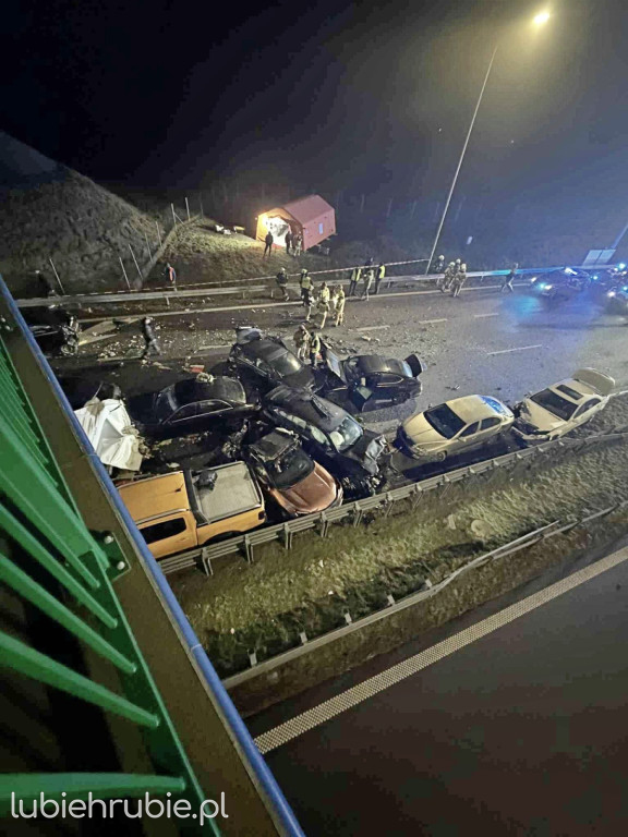 Karambol 18 pojazdów na S-19