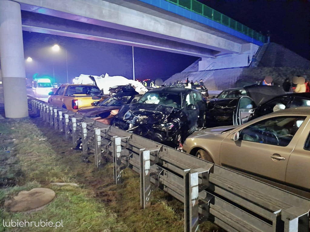 Karambol 18 pojazdów na S-19