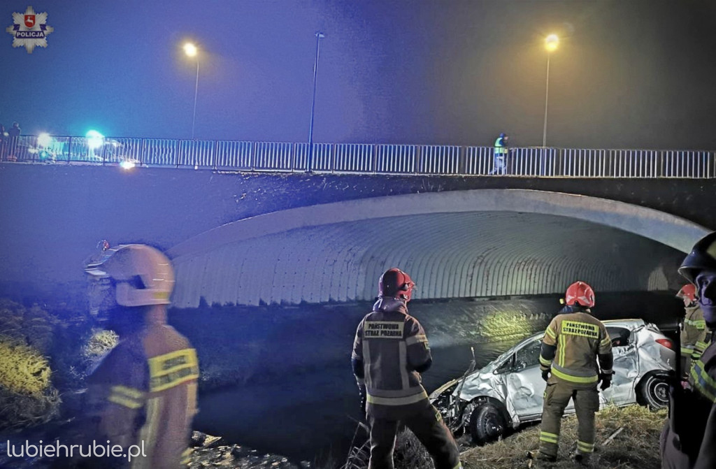 Opel w rzece - kierowca uciekł