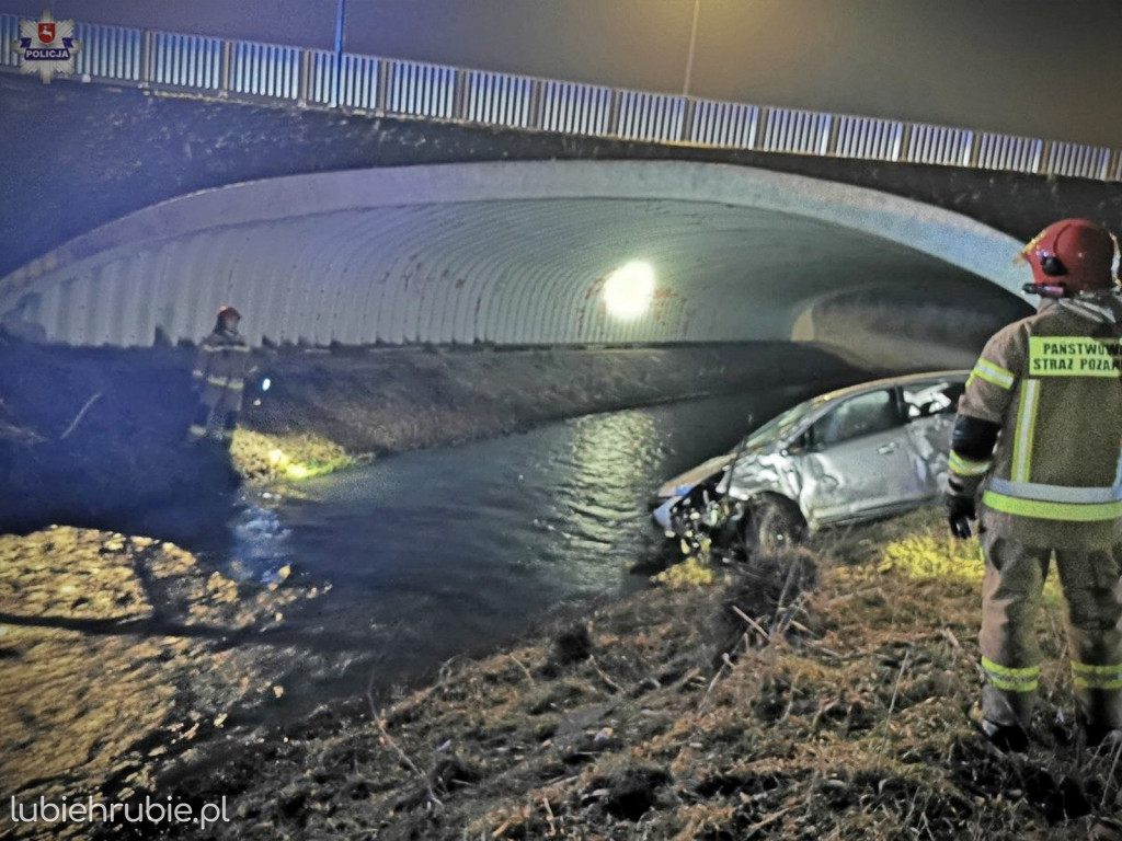 Opel w rzece - kierowca uciekł