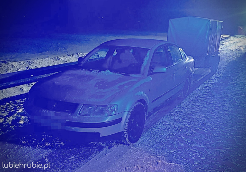Wysiadł i wszedł na jezdnię wprost pod jadące auto