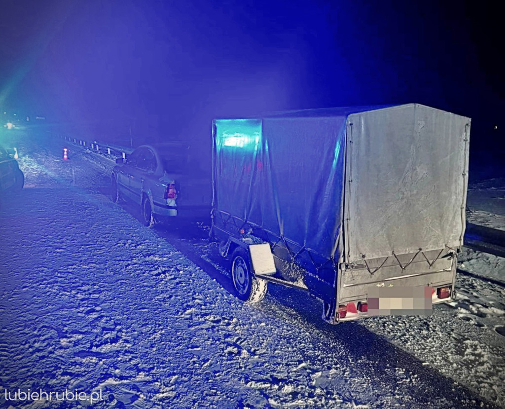 Wysiadł i wszedł na jezdnię wprost pod jadące auto
