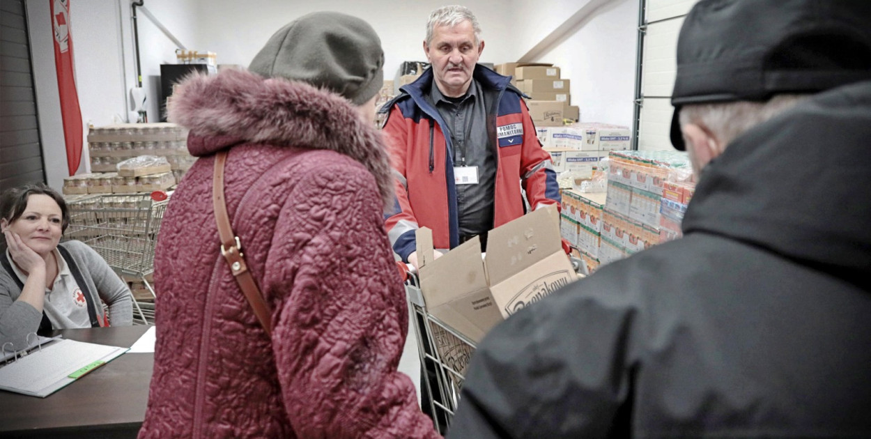Paczki żywnościowe już trafiają do potrzebujących