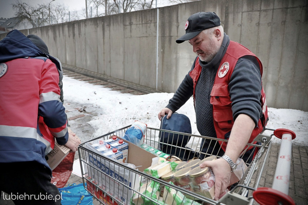 Paczki żywnościowe już trafiają do potrzebujących